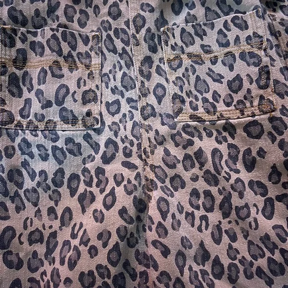 Kids Leopard Print Capri Overalls - Picture 4 of 4